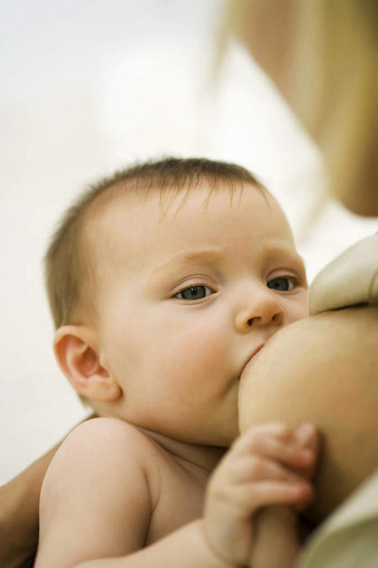 西方人,婴儿,儿童,头发,两个人,家庭,坐,抱,竖图,俯视,室内,特写,白天,纯洁,床,靠垫,卧室,欧洲,欧洲人,咬,朦胧,模糊,哺乳,哺育,墙,床单,靠枕,注视,被子,墙壁,墙面,小孩,黄色,垫子,枕头,观察,看,靠,靠着,倚靠,张嘴,温暖,温馨,一家人,可爱,童年,童趣,单人床,活泼,抱着,观看,咬着,和睦,察看,被单,搂着,倚着,关注,宝宝,张大嘴巴,童真,纯真,烂漫,无邪,伶俐,天真,年轻女性,女人,女性,白种人,孩子,张开嘴,搂,搂抱,坐着,半身,彩图,高角度拍摄,睡房,卧房,融洽