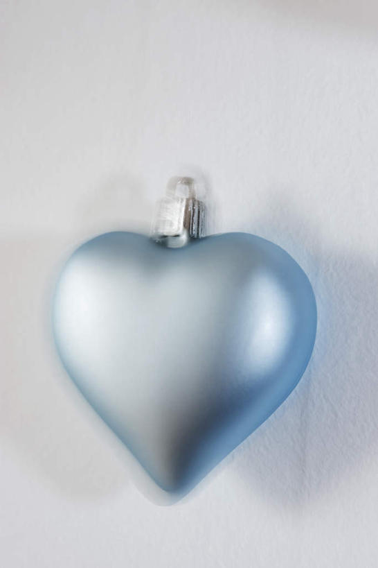无人,竖图,俯视,室内,特写,白天,白色背景,爱情,阴影,爱心,装饰,反射,影子,浪漫,挂件,一个,蓝色,温暖,温馨,心形,恩爱,摄影,影棚,单个,华丽,修饰,明亮,点缀,和睦,衬托,美观,雅致,雅观,心型,彩图,高角度拍摄,影棚拍摄,拍摄,融洽