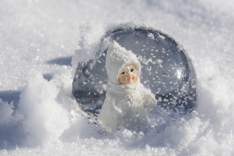婴儿,儿童,无人,横图,俯视,室外,特写,白天,纯洁,雪,大雪,阴影,朦胧,模糊,透明,光线,影子,积雪,雪景,冬天,一个,小孩,阳光,玻璃球,可爱,活泼,单个,明亮,宝宝,纯真,烂漫,无邪,伶俐,天真,孩子,彩图,高角度拍摄