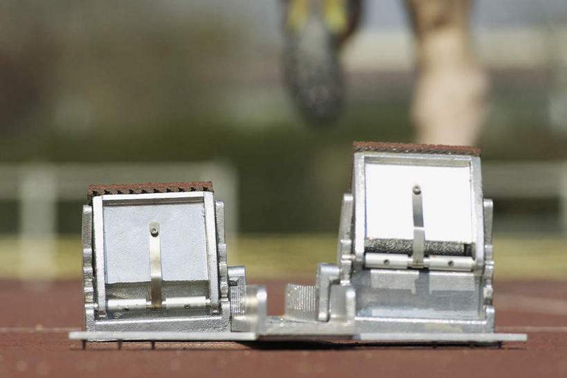 东方人,一个人,体育馆,运动场,起跑线,起点,跑,横图,室外,特写,白天,锻炼,运动,草地,草坪,植物,亚洲,仅一个男性,仅一个人,阴影,服装,开始,朦胧,模糊,光线,起跑器,影子,跑道,休闲装,黄种人,体育场,草,树,树木,仅一个年轻男性,两个,背面,衣服,红色,绿色,阳光,自然,休闲,休闲服,服饰,生长,成长,助跑器,起始,运动馆,体育,男人,男性,年轻男性,亚洲人,跑步,半身,彩图,健身,起跑点