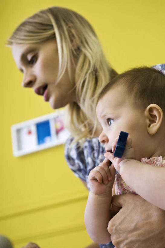 西方人,婴儿,儿童,家庭,母亲,女儿,抱,说,竖图,室内,白天,仰视,讨论,纯洁,玩具,欧洲,欧洲人,握,服装,墙,拿,拿着,休闲装,墙壁,墙面,小孩,衣服,黄色,休闲,温暖,温馨,母女,一家人,休闲服,可爱,母爱,握着,服饰,活泼,抱着,和睦,搂着,宝宝,纯真,烂漫,无邪,交流,伶俐,天真,年轻女性,女孩,女人,女性,白种人,孩子,年轻人,沟通,怀抱,讲话,交谈,搂,搂抱,商讨,说话,谈话,相抱,拥抱,半身,彩图,低角度拍摄,融洽,女生