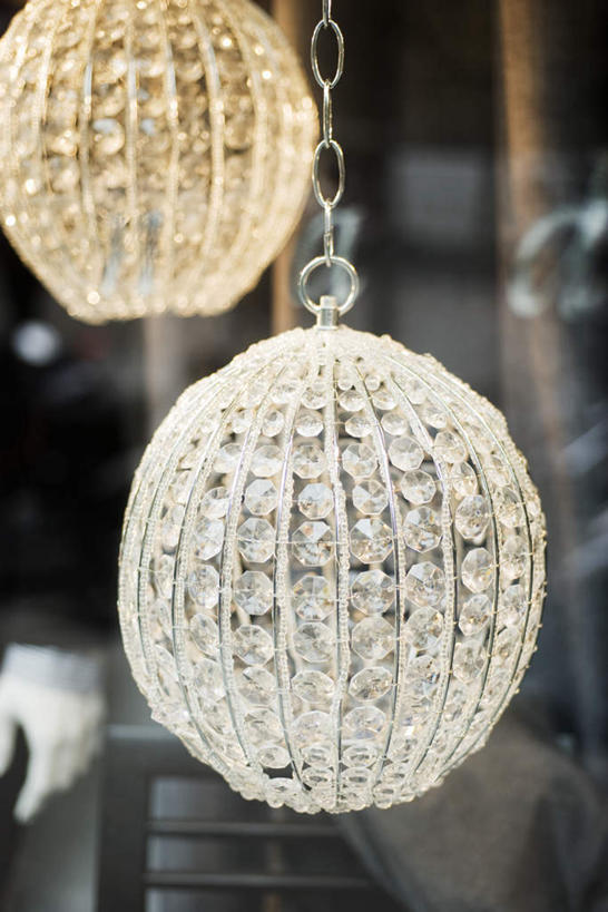 无人,栏杆,竖图,室内,特写,白天,正面,朦胧,模糊,围栏,灯光,护栏,吊灯,灯,两个,灯具,球体,链条,照明设备,彩图