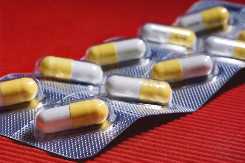 无人,横图,俯视,室内,白天,一排,许多,阴影,红色背景,整齐,反射,药剂,药丸,影子,排列,摄影,影棚,药物,队列,彩图,高角度拍摄,影棚拍摄,拍摄