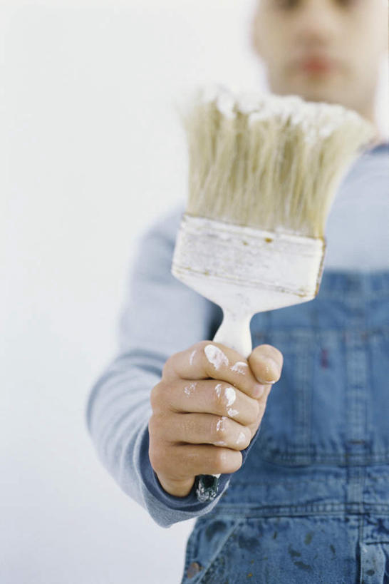 西方人,一个人,站,竖图,室内,白天,白色背景,仰视,工作服,制服,欧洲,欧洲人,仅一个男性,仅一个人,握,服装,拿,拿着,注视,休闲装,仅一个年轻男性,衣服,刷子,观察,看,站着,休闲,休闲服,握着,摄影,服饰,影棚,观看,油漆,油漆刷,察看,关注,工作制服,男人,男性,年轻男性,白种人,站立,半身,彩图,低角度拍摄,影棚拍摄,工作套服,拍摄