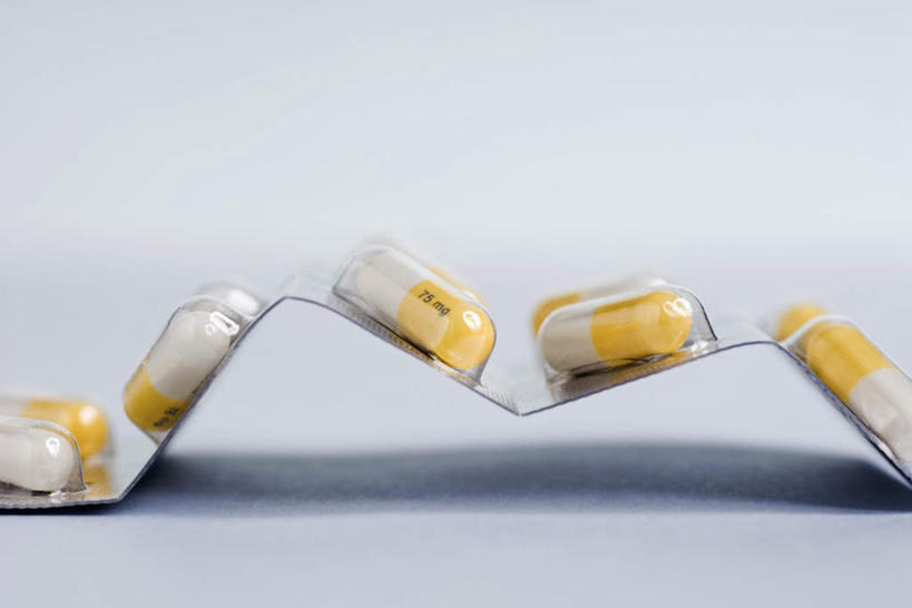 无人,横图,室内,特写,白天,白色背景,正面,静物,五个,一排,许多,阴影,整齐,反射,药剂,药丸,影子,排列,摄影,影棚,救人,队列,彩图,影棚拍摄,拍摄