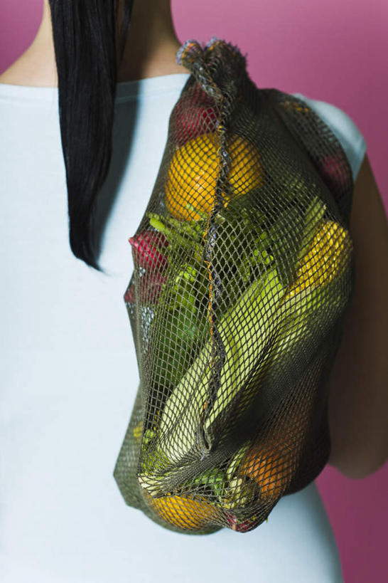 西方人,背,一个人,竖图,室内,白天,柑橘,萝卜,蔬菜,欧洲,欧洲人,仅一个年轻女性,仅一个女性,仅一个人,许多,握,粉色背景,服装,新鲜,食品,网兜,拿,拿着,休闲装,食物,背面,衣服,休闲,休闲服,握着,摄影,服饰,有机食品,绿色食品,影棚,水萝卜,年轻女性,女人,女性,白种人,橘子,桔子,橙子,橙,半身,彩图,影棚拍摄,拍摄