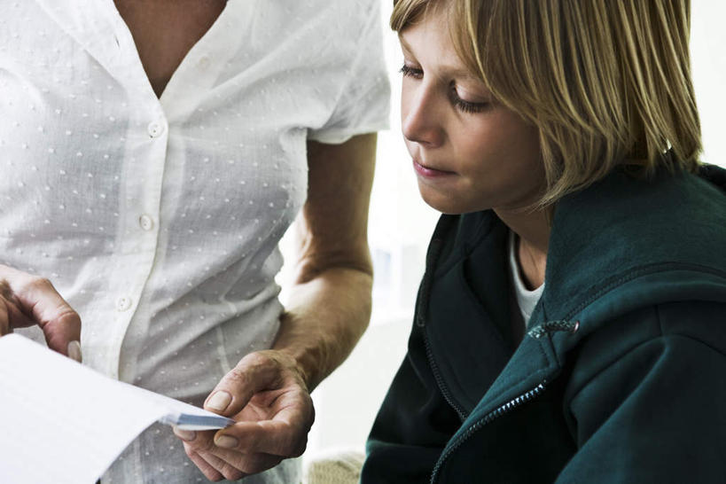 儿童,两个人,家庭,母亲,儿子,站,坐,说,横图,室内,白天,正面,讨论,纯洁,沙发,材料,档案,文件,注视,小孩,资料,观察,看,站着,温暖,温馨,母子,一家人,可爱,母爱,童年,童趣,观看,和睦,察看,关注,文档,布艺沙发,童真,烂漫,无邪,交流,天真,男孩,年轻女性,女人,女性,孩子,年轻人,沟通,讲话,交谈,商讨,说话,谈话,站立,坐着,半身,彩图,融洽,男生