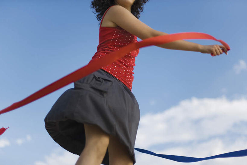 西方人,一个人,站,横图,室外,白天,仰视,欧洲,欧洲人,仅一个年轻女性,仅一个女性,仅一个人,两条,握,服装,云,云朵,拿,云彩,拿着,休闲装,飞舞,衣服,红色,蓝色,白云,蓝天,天空,彩带,天,站着,休闲,休闲服,飘,握着,服饰,晴朗,年轻女性,女人,女性,白种人,晴空,站立,半身,彩图,低角度拍摄