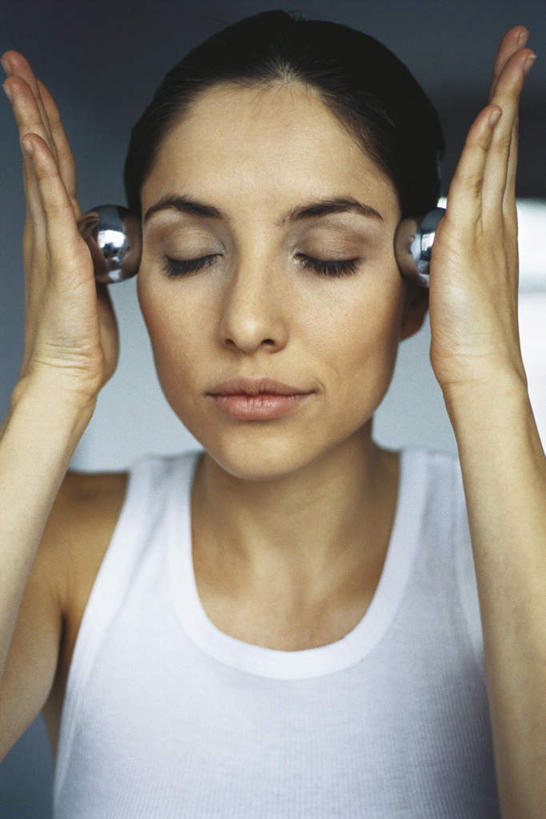 西方人,一个人,举,闭眼,竖图,室内,白天,正面,按摩,欧洲,欧洲人,仅一个年轻女性,仅一个女性,仅一个人,服装,金属,休闲装,两个,衣服,托,休闲,休闲服,健身球,服饰,年轻女性,女人,女性,白种人,闭眼睛,闭着眼,闭着眼睛,举起,举手,举着,向上举,向上伸,向上托,半身,彩图