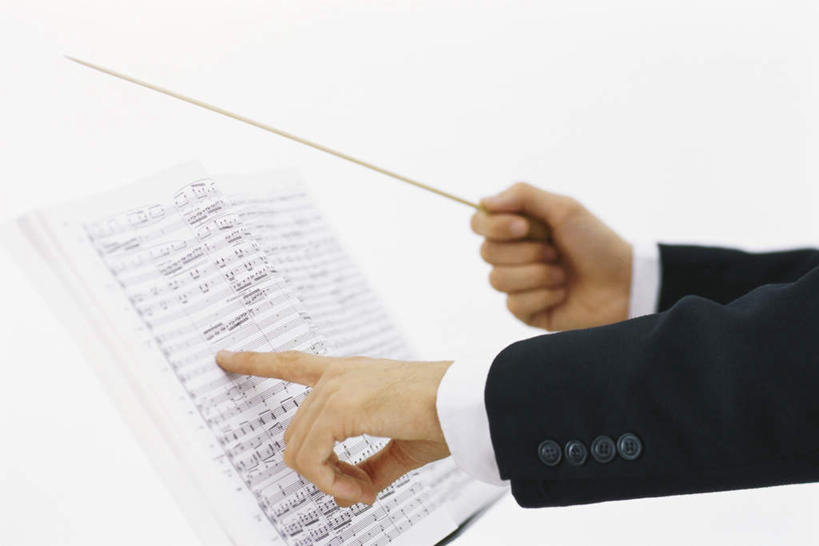 西方人,手,一个人,音乐家,站,横图,室内,特写,白天,侧面,书籍,欧洲,欧洲人,仅一个男性,仅一个人,握,指,服装,乐谱,五线谱,指挥棒,音乐,拿,拿着,休闲装,方向,仅一个年轻男性,衣服,手势,站着,休闲,手部,休闲服,握着,服饰,指向,节拍,音符,符头,符干,符尾,乐章,男人,男性,年轻男性,白种人,乐师,演奏家,音乐工作者,作曲家,站立,半身,彩图