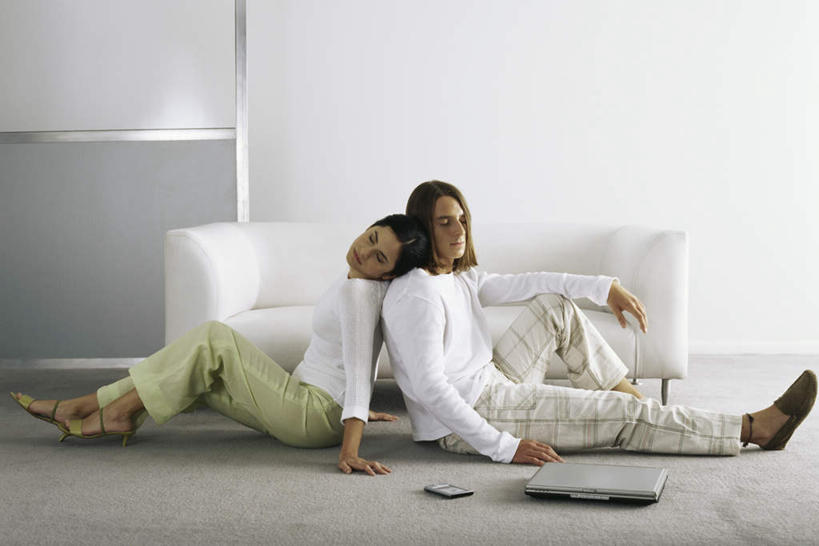 西方人,两个人,夫妻,坐,闭眼,横图,室内,白天,侧面,爱情,安全,电脑,笔记本电脑,沙发,欧洲,欧洲人,服装,网络,浪漫,依靠,休闲装,通讯设备,衣服,倚靠,背靠背,休闲,休闲服,恩爱,背对背,恋人,服饰,掌上电脑,无线,通信设备,无线网络,布艺沙发,无线上网,便携式电脑,信任,手提电脑,男人,男性,年轻男性,年轻女性,女人,女性,白种人,情侣,闭眼睛,闭着眼,闭着眼睛,坐着,半身,彩图,伴侣