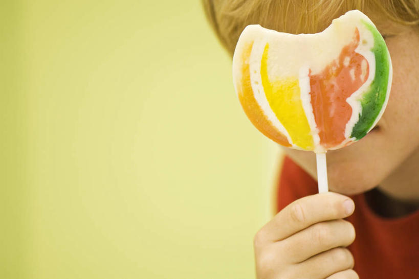 西方人,儿童,一个人,横图,室内,白天,正面,纯洁,欧洲,欧洲人,仅一个男性,仅一个人,握,黄色背景,服装,棒棒糖,缺口,食品,糖,糖果,甜点,甜品,拿,拿着,休闲装,食物,小孩,衣服,甜食,仅一个小孩,休闲,休闲服,可爱,童年,童趣,握着,遮,摄影,服饰,影棚,遮挡,童真,烂漫,无邪,波板糖,遮盖,遮蔽,天真,男孩,男人,男性,白种人,孩子,半身,彩图,影棚拍摄,拍摄,男生