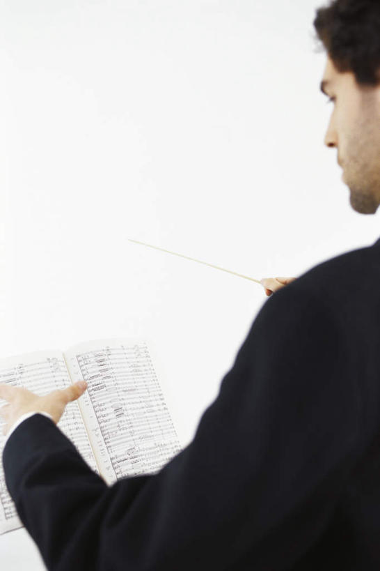 西方人,一个人,音乐家,站,竖图,室内,白天,白色背景,正面,书籍,欧洲,欧洲人,仅一个男性,仅一个人,一根,握,服装,棒,乐谱,五线谱,指挥棒,音乐,拿,拿着,注视,休闲装,仅一个年轻男性,衣服,观察,看,站着,休闲,休闲服,握着,摄影,服饰,影棚,观看,察看,节拍,关注,音符,符头,符干,符尾,乐章,男人,男性,年轻男性,白种人,乐师,演奏家,音乐工作者,作曲家,站立,半身,彩图,影棚拍摄,拍摄