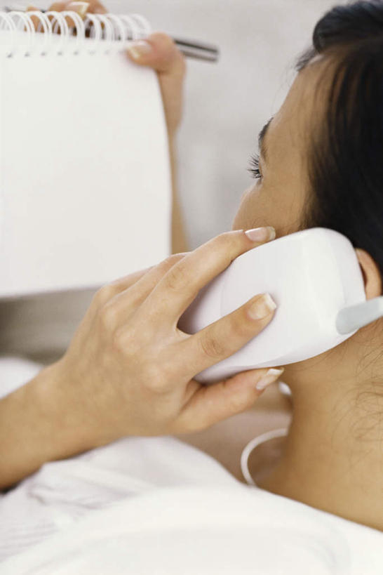 西方人,一个人,商务人士,商务女性,躺,举,打电话,竖图,室内,白天,电话,欧洲,欧洲人,仅一个年轻女性,仅一个女性,仅一个人,握,套装,笔,备忘录,记事本,拿,拿着,通讯设备,背面,本子,笔记本,话筒,托,握着,一支,商务装,工薪阶层,卧着,交流,年轻女性,女人,女性,白种人,白领,上班族,电话机,沟通,举起,举手,举着,躺着,通话,卧,向上举,向上伸,向上托,半身,彩图