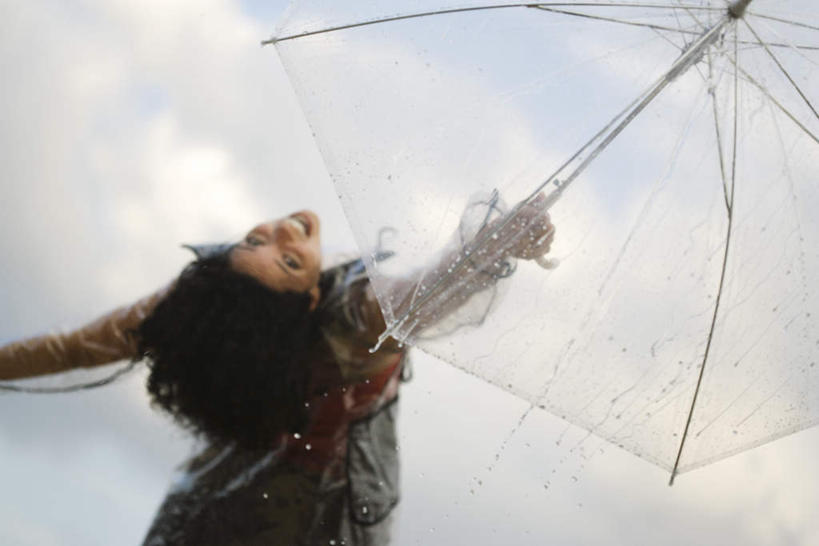 西方人,一个人,站,笑,微笑,露齿笑,横图,室外,白天,仰视,欧洲,欧洲人,仅一个年轻女性,仅一个女性,仅一个人,握,服装,伞,雨伞,遮阳伞,云,云朵,拿,云彩,拿着,休闲装,阳伞,衣服,蓝色,白云,蓝天,天空,天,站着,休闲,休闲服,握着,服饰,晴朗,雨衣,雨具,年轻女性,女人,女性,白种人,晴空,抬头,仰头,站立,半身,彩图,低角度拍摄