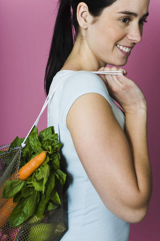 西方人,一个人,站,笑,微笑,露齿笑,竖图,室内,白天,侧面,萝卜,胡萝卜,蔬菜,欧洲,欧洲人,仅一个年轻女性,仅一个女性,仅一个人,一堆,许多,握,堆积,粉色背景,服装,新鲜,青菜,食品,网兜,拿,拿着,注视,休闲装,食物,一个,衣服,观察,看,站着,休闲,休闲服,握着,摄影,服饰,有机食品,绿色食品,影棚,单个,观看,堆,察看,关注,年轻女性,女人,女性,白种人,红萝卜,甘荀,站立,半身,彩图,影棚拍摄,拍摄