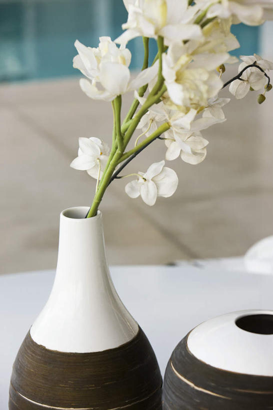 无人,竖图,俯视,室内,白天,桌子,花瓶,艺术,盛开,瓷砖,地砖,壶,花道,地面,花蕾,水壶,花,花瓣,花朵,鲜花,插花,茶壶,花苞,花蕊,一束,高雅,淡泊,花中君子,兰花,彩图,高角度拍摄