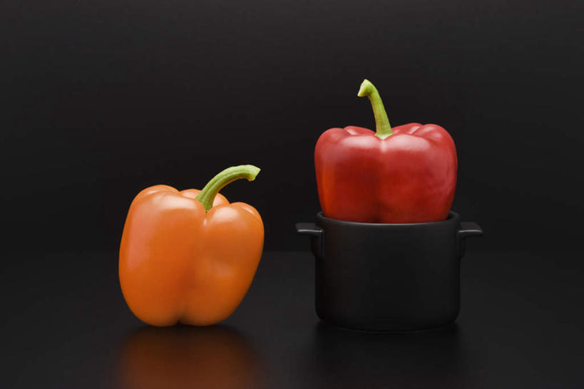 无人,横图,室内,特写,白天,正面,餐桌,桌子,辣椒,静物,厨具,阴影,黑色背景,反射,锅子,影子,两个,一个,红色,黑色,橙色,摄影,影棚,单个,餐台,锅具,彩椒,辣角,红海椒,大椒,辣虎,广椒,进餐用具,烹调用具,甜椒,柿子椒,辣子,海椒,番椒,灯笼椒,彩图,影棚拍摄,拍摄,调理用具