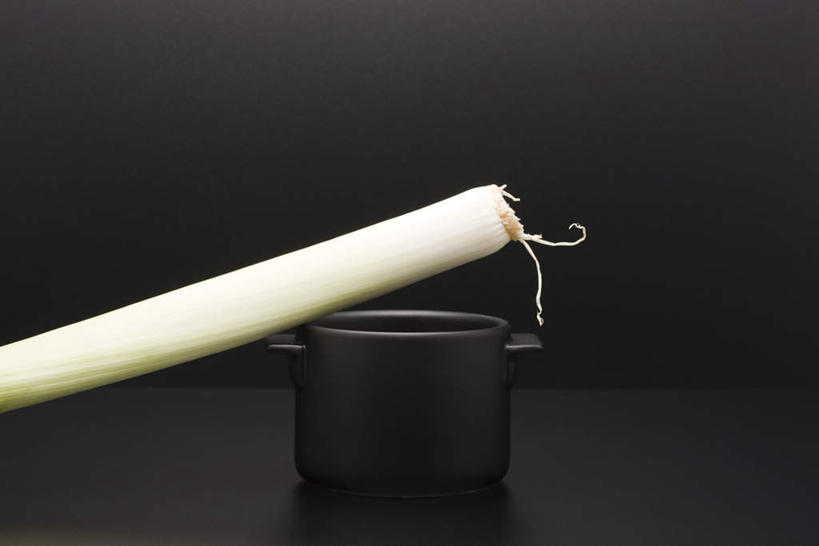 无人,横图,室内,特写,白天,正面,餐桌,桌子,蔬菜,厨具,黑色背景,新鲜,锅子,葱,大葱,青葱,食品,食物,一个,黑色,摄影,有机食品,绿色食品,影棚,单个,餐台,锅具,进餐用具,烹调用具,彩图,影棚拍摄,拍摄,调理用具