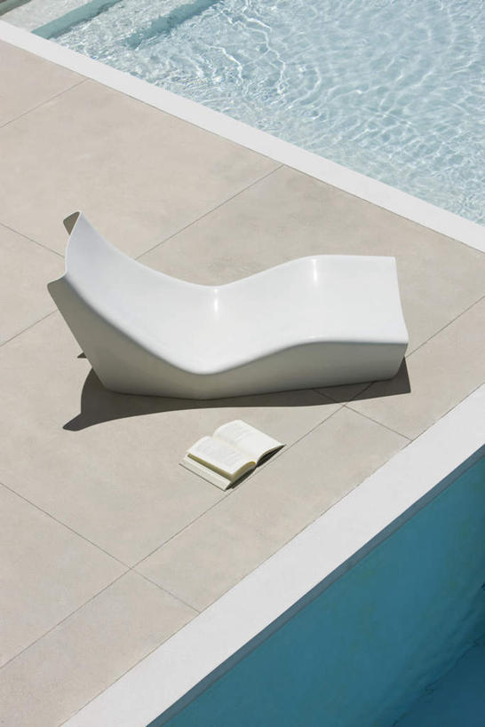 无人,竖图,俯视,室外,特写,白天,楼梯,静物,书籍,椅子,一本,阴影,光线,瓷砖,地砖,影子,阶梯,木椅,躺椅,地面,台阶,阳光,书,图书,彩图,高角度拍摄