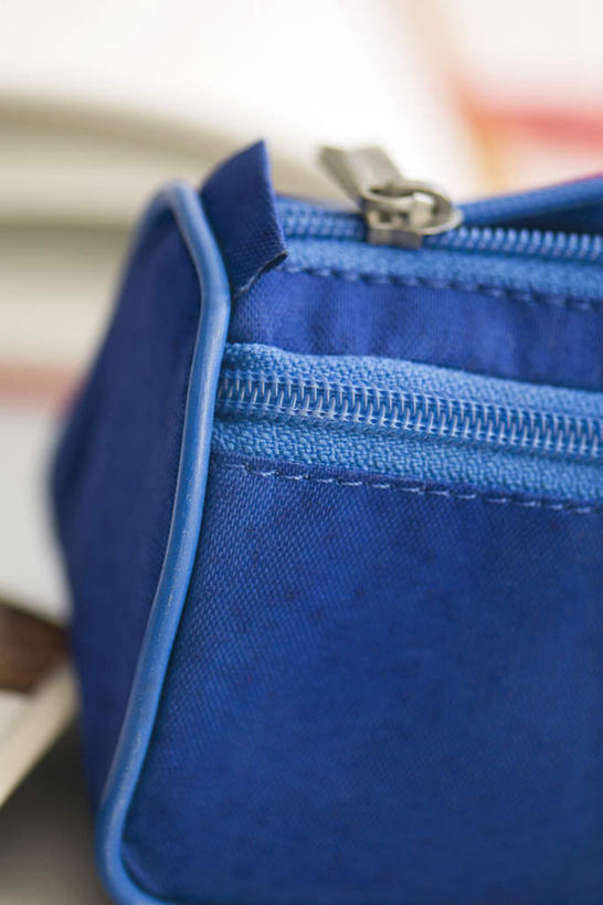 无人,竖图,俯视,室内,特写,白天,桌子,静物,书籍,朦胧,模糊,办公用品,书桌,文具,一个,蓝色,笔袋,课桌,学习用品,单个,书,图书,彩图,高角度拍摄