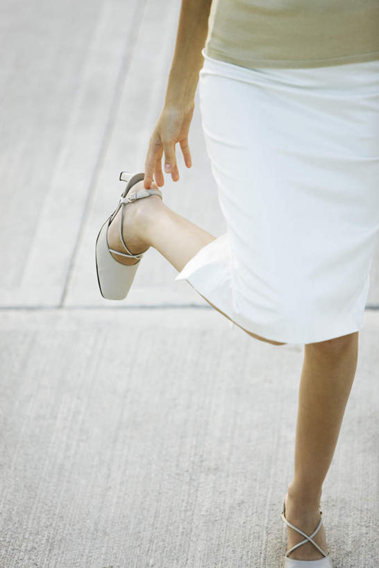 西方人,腿部,腿,一个人,站,竖图,俯视,室内,白天,欧洲,欧洲人,仅一个年轻女性,仅一个女性,仅一个人,服装,瓷砖,地砖,地面,注视,休闲装,衣服,观察,看,站着,休闲,休闲服,提,服饰,观看,翘,察看,提着,关注,年轻女性,女人,女性,白种人,站立,半身,彩图,高角度拍摄