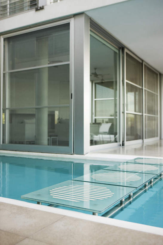 无人,游泳池,家,竖图,室外,白天,水,窗户,落地窗,门,阴影,反射,瓷砖,地砖,影子,房屋,屋子,水池,水面,地面,泳池,楼房,玻璃窗,住宅,门框,游泳馆,彩图,房子