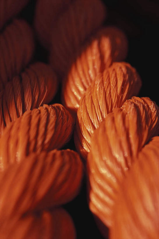 无人,竖图,俯视,室外,特写,白天,静物,两根,阴影,光线,影子,阳光,绳子,橙色,航海,绳索,缆绳,彩图,高角度拍摄