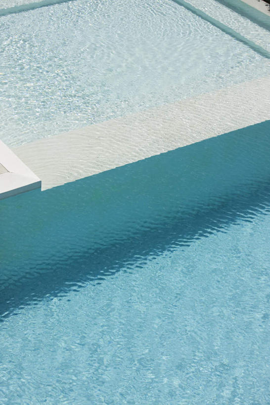 无人,游泳池,竖图,俯视,室外,白天,旅游,度假,水,阴影,光线,液体,影子,水池,水滴,水面,娱乐,泳池,蓝色,阳光,享受,休闲,放松,游泳馆,户外运动,彩图,高角度拍摄