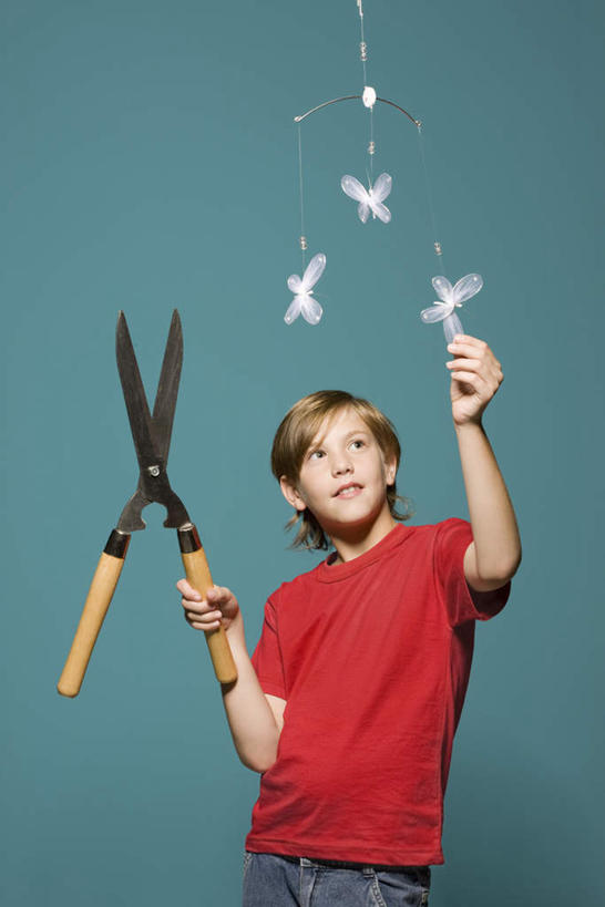 西方人,儿童,一个人,竖图,室内,白天,正面,纯洁,蝴蝶,欧洲,欧洲人,仅一个男性,仅一个人,握,悬挂,蓝色背景,服装,剪刀,挂,拿,拿着,休闲装,小孩,衣服,工艺品,仅一个小孩,休闲,休闲服,可爱,童年,童趣,握着,摄影,服饰,影棚,童真,烂漫,无邪,园艺剪刀,天真,男孩,男人,男性,白种人,孩子,半身,彩图,影棚拍摄,拍摄,男生