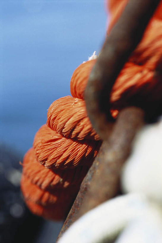 无人,竖图,俯视,室内,特写,白天,静物,阴影,朦胧,模糊,光线,影子,蓝色,蓝天,天空,阳光,绳子,天,橙色,铁链,绳索,彩图,高角度拍摄