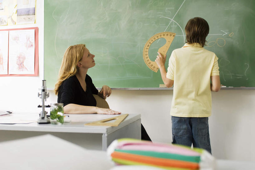 西方人,儿童,两个人,教师,站,横图,室内,白天,纯洁,桌子,欧洲,欧洲人,服装,测量,显微镜,刻度,拿,拿着,注视,休闲装,书桌,小孩,背面,衣服,半圆尺,尺,课桌,黑板,观察,看,站着,休闲,休闲服,可爱,童年,童趣,角度,服饰,观看,测量工具,量角器,尺子,察看,衡量,绘图,关注,比例,童真,烂漫,无邪,测绘,量具,量仪,标度,天真,男孩,男人,男性,年轻男性,年轻女性,女人,女性,白种人,孩子,老师,站立,半身,彩图,男生