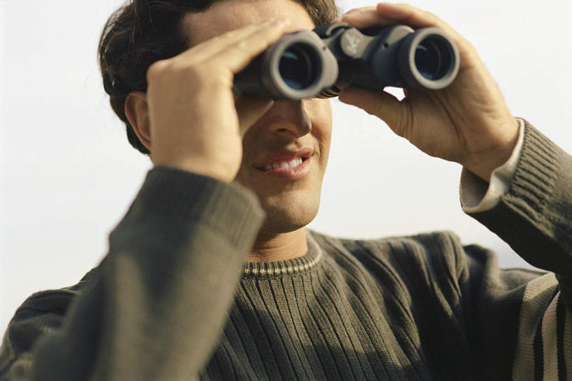 西方人,一个人,站,横图,室外,白天,正面,毛衣,欧洲,欧洲人,仅一个男性,仅一个人,服装,望远镜,拿,拿着,注视,休闲装,仅一个年轻男性,衣服,观察,看,站着,休闲,休闲服,服饰,观看,察看,关注,远视镜,瞭望镜,男人,男性,年轻男性,白种人,站立,半身,彩图,绒衣,套衫,套头毛衣,线衣,光学仪器,千里镜