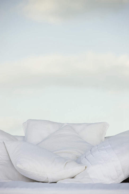 无人,竖图,室内,特写,白天,正面,床,靠垫,卧室,静物,许多,双人床,床单,靠枕,被子,白色,垫子,枕头,被单,彩图,睡房,卧房