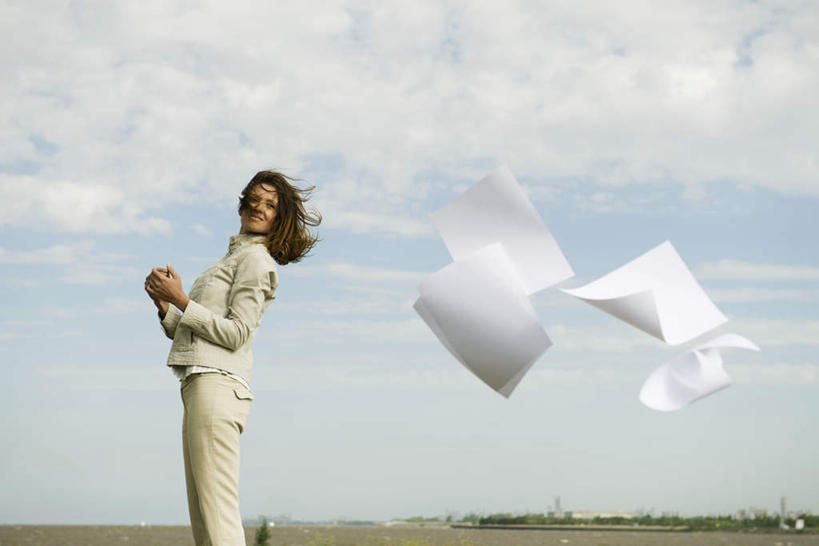 西方人,一个人,站,横图,室外,白天,侧面,欧洲,欧洲人,仅一个年轻女性,仅一个女性,仅一个人,服装,材料,档案,文件,云,云朵,云彩,休闲装,衣服,蓝色,白云,蓝天,天空,资料,天,站着,休闲,休闲服,飘,服饰,文档,年轻女性,女人,女性,白种人,站立,半身,彩图