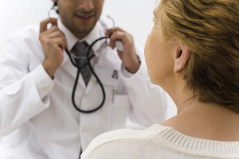 西方人,背部,两个人,医生,病人,医院,坐,横图,室内,白天,正面,欧洲,欧洲人,拿,拿着,听诊器,医护人员,医疗人员,医疗设备,白大褂,医疗机构,男人,男性,年轻男性,女人,女性,中年女性,白种人,大夫,患者,就医者,坐着,半身,彩图,病院,诊所