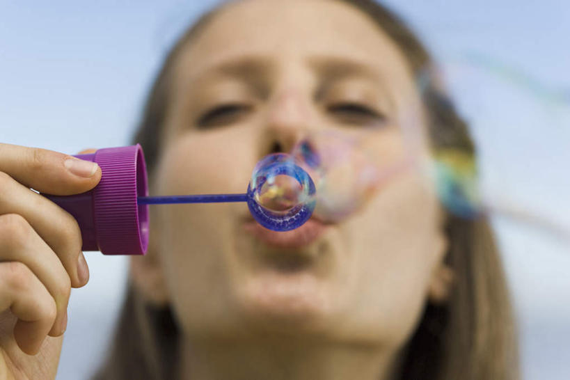 西方人,脸,头,脸颊,一个人,站,横图,室外,特写,白天,仰视,游戏,欧洲,欧洲人,仅一个年轻女性,仅一个女性,仅一个人,朦胧,模糊,玩,娱乐,蓝色,蓝天,天空,天,吹,站着,休闲,活动,发泄,消遣,智力,泡泡机,宣泄,年轻女性,女人,女性,白种人,头部,脸部,脸蛋,面部,玩耍,嬉戏,站立,半身,彩图,低角度拍摄