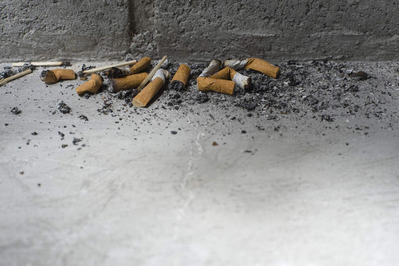 无人,横图,俯视,室内,特写,白天,静物,香烟,一堆,许多,堆叠,堆积,墙,地面,墙壁,墙面,烟,堆,烟蒂,灰,卷烟,烟草,纸烟,彩图,高角度拍摄
