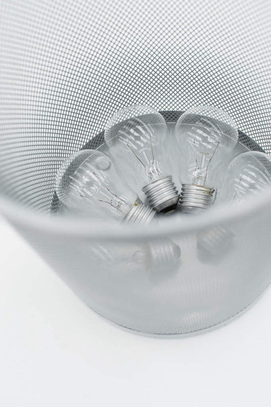 无人,竖图,俯视,室内,特写,白天,白色背景,静物,照明,许多,环保,透明,金属,灯泡,垃圾桶,灯,容器,灯具,摄影,白炽灯,影棚,能源,储藏,垃圾箱,照亮,回收,资源,储存,利用,低碳,循环,照明工具,螺线,白炽灯泡,持续,彩图,高角度拍摄,影棚拍摄,拍摄,贮存