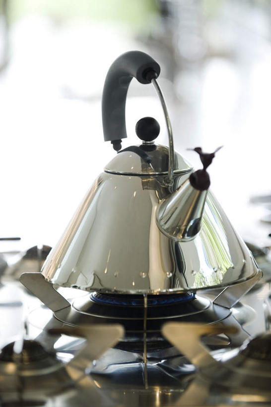 无人,竖图,俯视,室内,特写,白天,静物,一排,整齐,金属,壶,火焰,煤气灶,水壶,排列,一个,按钮,茶壶,单个,队列,煤气,炊具,彩图,高角度拍摄