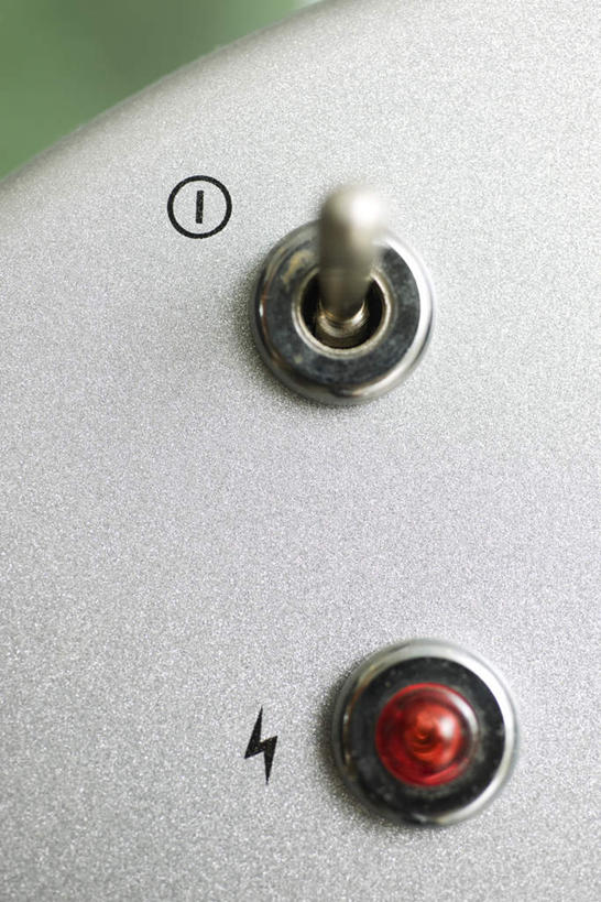 无人,竖图,室内,特写,白天,正面,静物,餐具,一排,整齐,金属,开关,排列,三个,白色,温度,咖啡机,队列,加热,保温,进餐用具,烹调用具,彩图