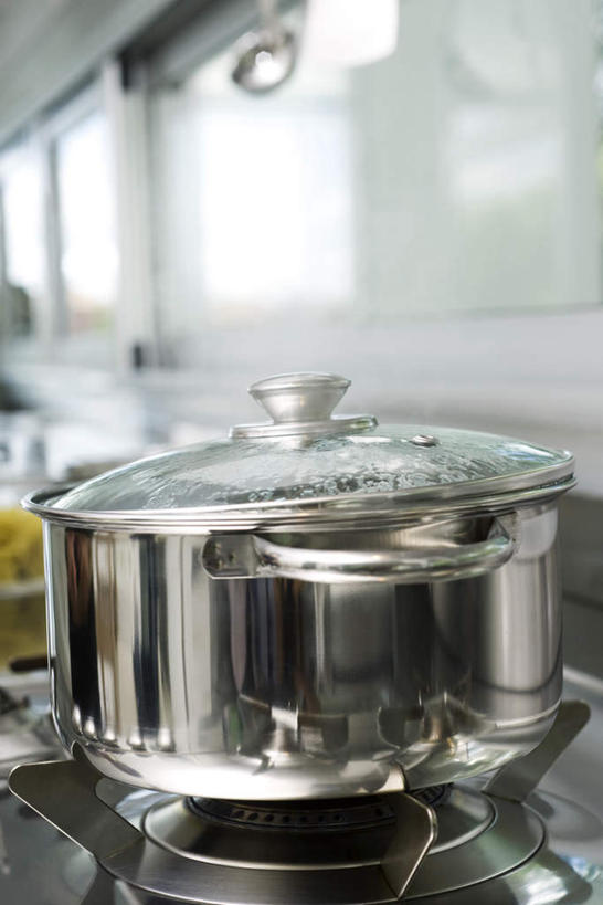 无人,竖图,俯视,室内,特写,白天,烹饪,厨房,静物,厨具,金属制品,金属,锅子,勺子,水滴,锅,水珠,一个,调羹,汤匙,单个,锅具,烹饪用具,烹调用具,烹调,彩图,高角度拍摄,灶间