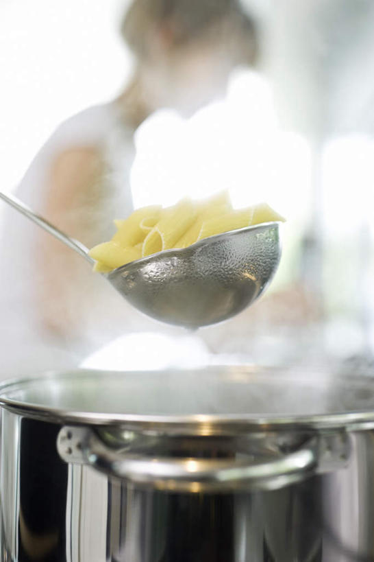 面食,通心粉,西方人,一个人,站,竖图,室内,白天,侧面,西餐,厨房,餐具,欧洲,欧洲人,仅一个年轻女性,仅一个女性,仅一个人,朦胧,模糊,勺子,煤气灶,面,通心面,料理,食品,锅盖,拿,拿着,锅,食物,调羹,汤匙,站着,西式,煤气,年轻女性,女人,女性,白种人,站立,半身,彩图,灶间