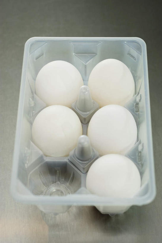 无人,竖图,俯视,室内,特写,白天,桌面,桌子,静物,许多,环保,蛋格,蛋,鸡蛋,白色,回收,资源,利用,低碳,鸡蛋盒,循环,鸡蛋格,蛋托,蛋盒,彩图,高角度拍摄