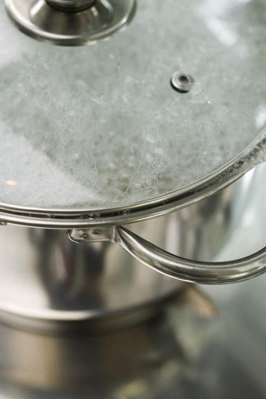 无人,竖图,俯视,室内,特写,白天,烹饪,厨房,静物,厨具,金属制品,金属,锅子,勺子,气泡,锅,一个,泡泡,调羹,汤匙,单个,锅具,烹饪用具,烹调用具,烹调,彩图,高角度拍摄,灶间