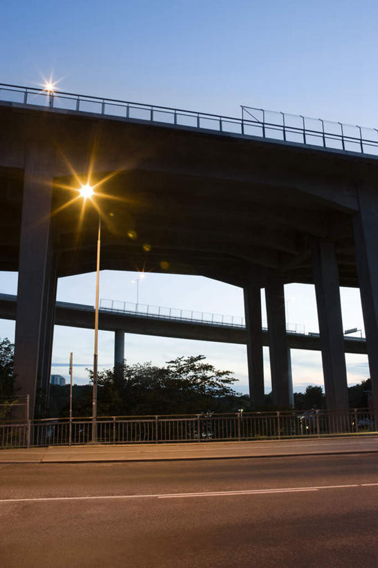 无人,竖图,室外,白天,仰视,道路,路,路灯,公路,照明,瑞典,欧洲,云,云朵,高架,灯光,交通,云彩,灯,蓝色,白云,蓝天,天空,天,照亮,照明设备,斯堪的纳维亚,北欧,斯堪的纳维亚半岛,高架桥,高架道路,跨线桥,瑞典王国,彩图,低角度拍摄