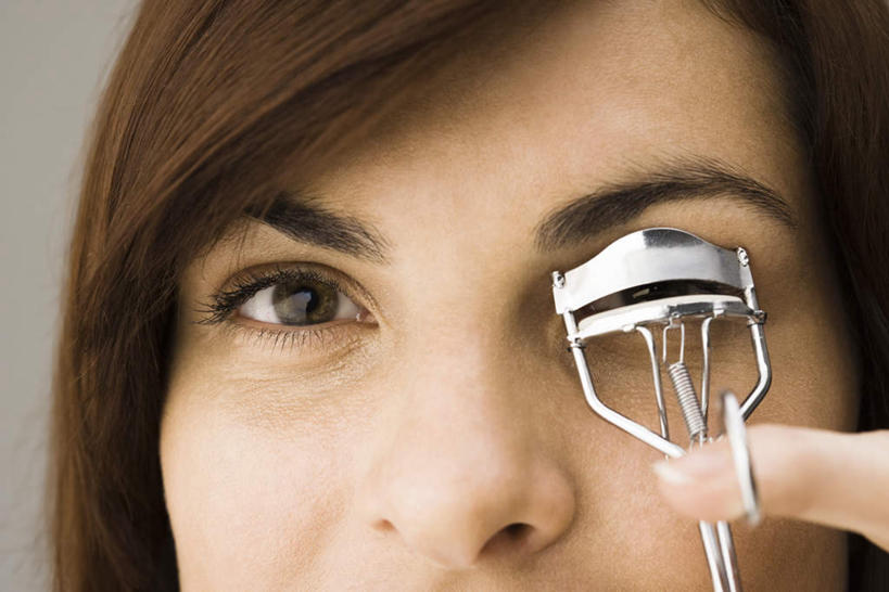 西方人,脸,头,眼睛,脸颊,眉毛,睫毛,一个人,站,横图,室内,特写,白天,正面,化妆,美容,时尚,欧洲,欧洲人,瞳孔,仅一个年轻女性,仅一个女性,仅一个人,灰色背景,拿,拿着,站着,睫毛夹,眼部,摄影,影棚,美容工具,化妆工具,年轻女性,女人,女性,白种人,头部,睫,脸部,脸蛋,眉,面部,眼,眼睫毛,眼眉,站立,半身,彩图,影棚拍摄,拍摄,眼眉毛