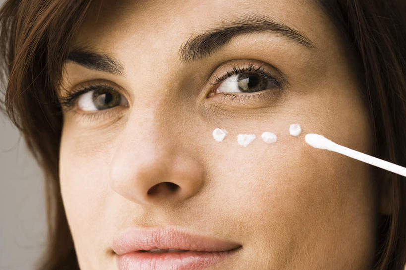 西方人,脸,头,眼睛,脸颊,眉毛,睫毛,一个人,站,横图,室内,特写,白天,正面,化妆,美容,欧洲,欧洲人,瞳孔,仅一个年轻女性,仅一个女性,仅一个人,灰色背景,拿,拿着,站着,棉签,眼部,摄影,影棚,乳霜,年轻女性,女人,女性,白种人,头部,睫,脸部,脸蛋,眉,面部,眼,眼睫毛,眼眉,站立,半身,彩图,影棚拍摄,拍摄,眼眉毛