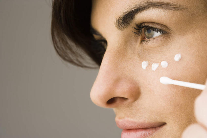 西方人,脸,头,眼睛,脸颊,眉毛,睫毛,一个人,站,横图,室内,特写,白天,正面,化妆,美容,欧洲,欧洲人,瞳孔,仅一个年轻女性,仅一个女性,仅一个人,灰色背景,拿,拿着,站着,棉签,眼部,摄影,影棚,乳霜,年轻女性,女人,女性,白种人,头部,睫,脸部,脸蛋,眉,面部,眼,眼睫毛,眼眉,站立,半身,彩图,影棚拍摄,拍摄,眼眉毛