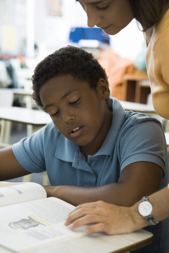 西方人,儿童,两个人,教师,站,坐,竖图,室内,白天,正面,纯洁,桌子,欧洲,非洲,黑人,欧洲人,握,注视,书桌,课桌,观察,看,站着,教室,可爱,童年,童趣,握着,观看,指导,察看,关注,监督,童真,烂漫,无邪,辅导,天真,男孩,男人,男性,年轻男性,年轻女性,女人,女性,非洲人,孩子,老师,站立,坐着,半身,彩图